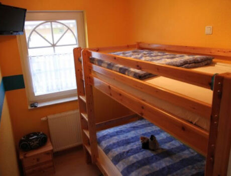 Schlafzimmer 2 der Wohnung 1 in der Villa Vogelsang (Zingst)